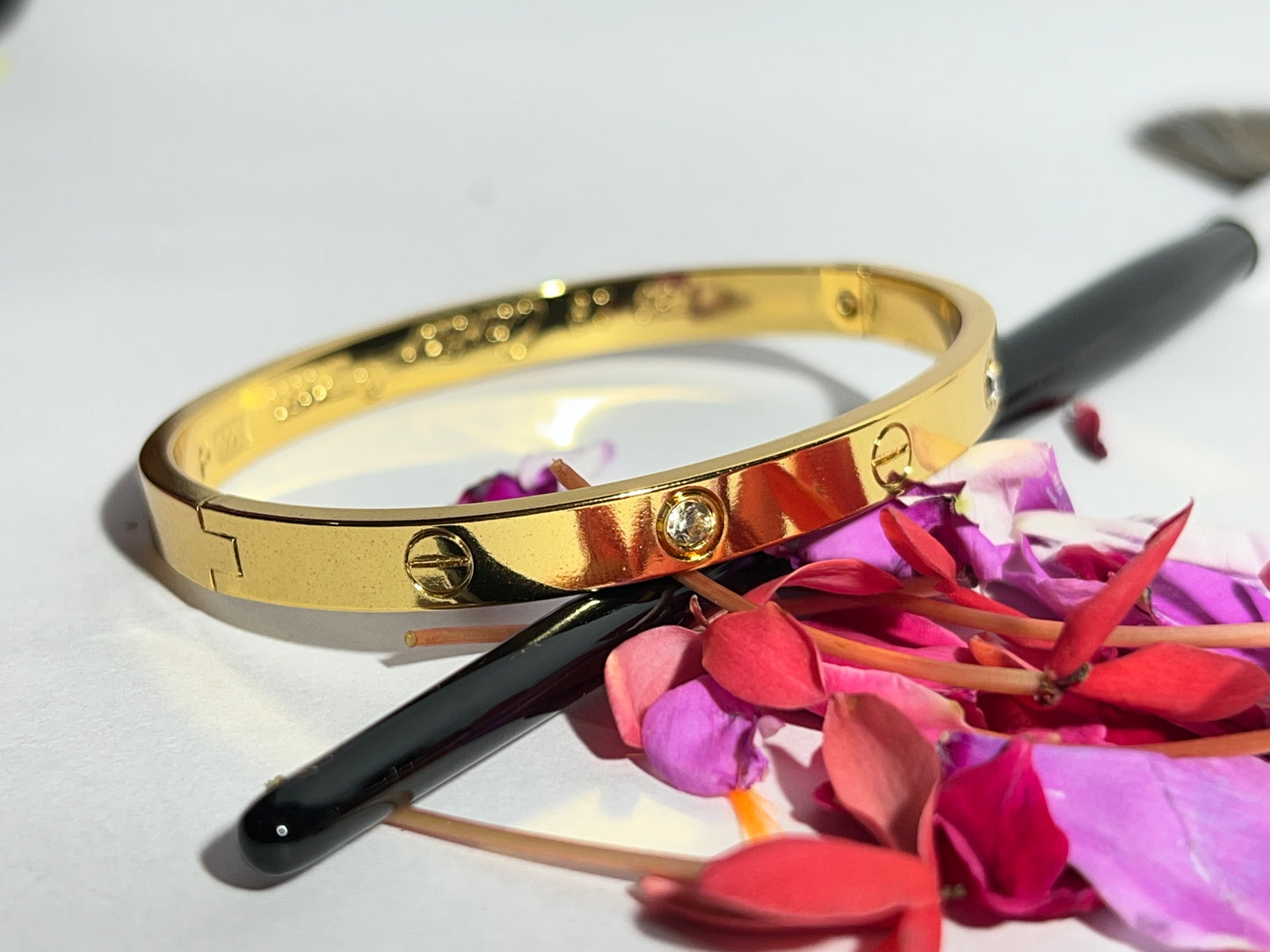 Luxury Gold-Plated Screw Design Bracelet with Crystal Accents